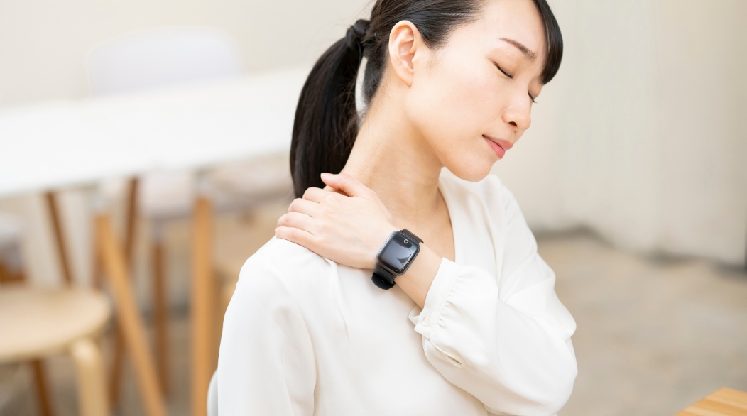 疲れを感じている女性の写真